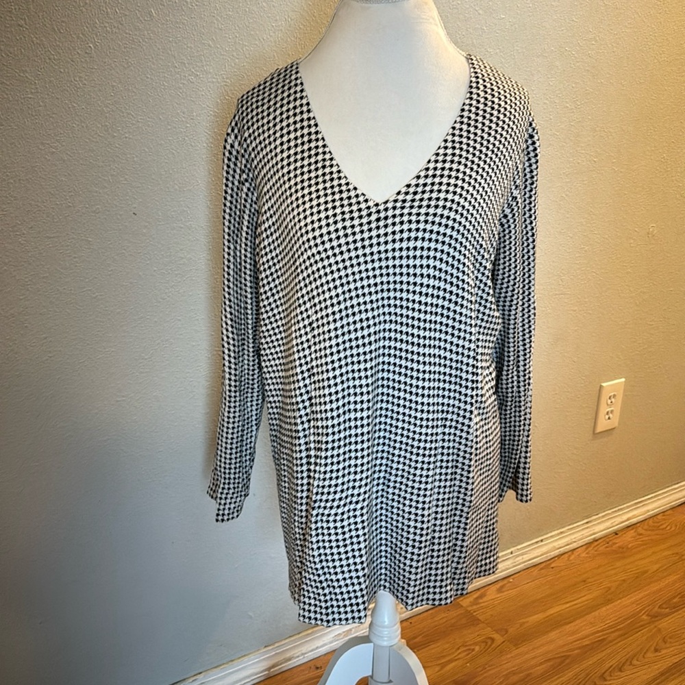 Houndstooth pattern long sleeve light sweater
